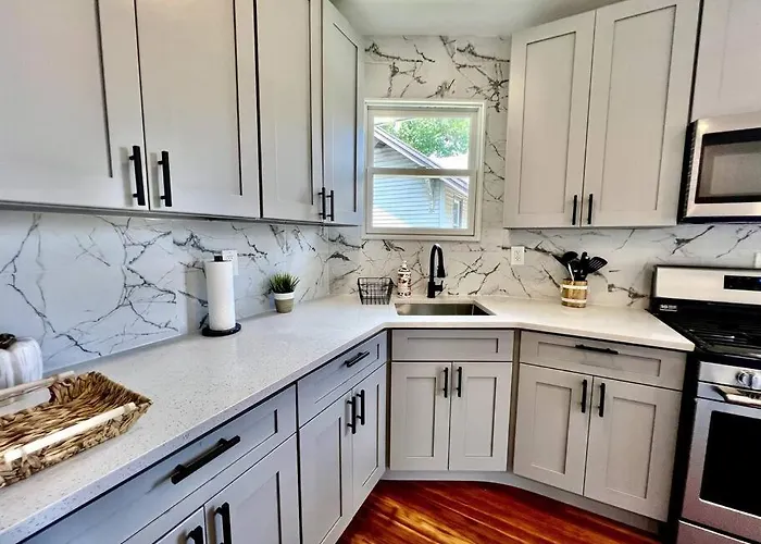 Modern Apartment - 3 Bedrooms, 2 Bathrooms