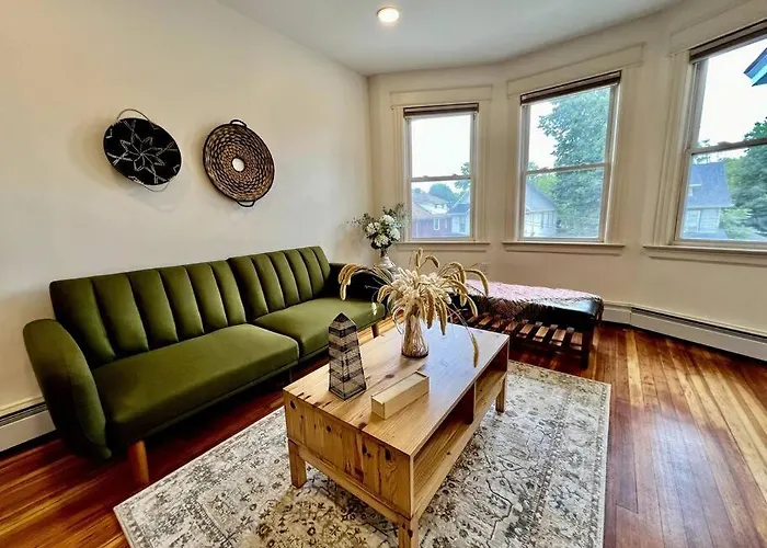 Modern Apartment - 3 Bedrooms, 2 Bathrooms